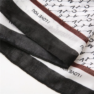 Détail du tissu respirant avec bordure noire et motifs de lettres I LOVE YOU imprimés