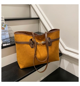 Vue détaillée du sac cabas en suédine avec boucle métallique décorative et anses en cuir