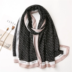 Châle imprimé lettres avec design patchwork tricolore en noir, rose et blanc