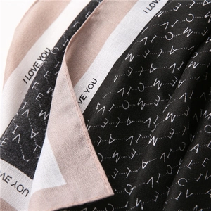Détail de l'écharpe en soie avec imprimé lettres et bords avec slogan I LOVE YOU