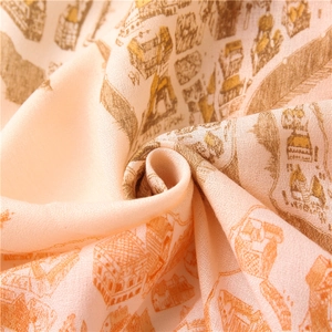Détail du tissu imprimé léger avec un motif de carte orange élégant et fin