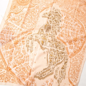 Détail d'imprimé carte vintage sur foulard en soie ivoire avec motif de cheval élégant