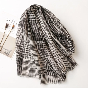 Sciarpa solare con motivo pied-de-poule e patchwork nero bianco grigio con nappe