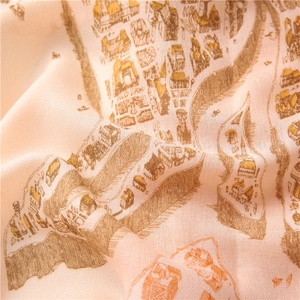 Gros plan sur l'imprimé ville vintage sur tissu mousseline orange-rose doux