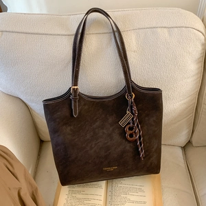 Sac fourre-tout rétro en daim marron avec coutures contrastées et pompon