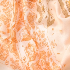 Gros plan d'un foulard léger avec motifs d'architecture vintage et texture de tissu doux