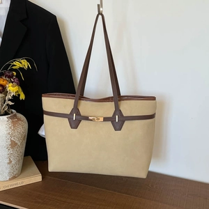 Sac cabas rétro en daim kaki avec bandoulières marron et boucle dorée suspendu avec style
