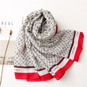 Détail d'une écharpe en coton et lin avec bord rouge et texte I LOVE YOU