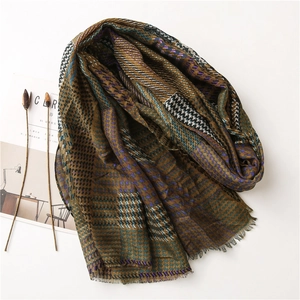 Dettaglio di sciarpa patchwork con motivo pied-de-poule e bordi sfrangiati