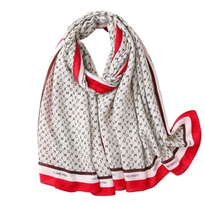 Écharpe monogramme rouge et blanche à la mode avec imprimé I Love You et texture douce