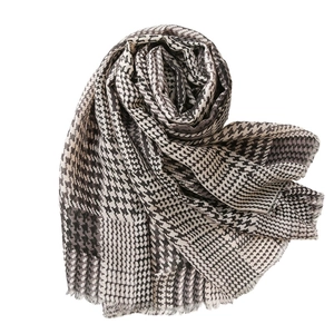 Sciarpa classica da donna con motivo pied-de-poule e morbide frange in bianco e nero