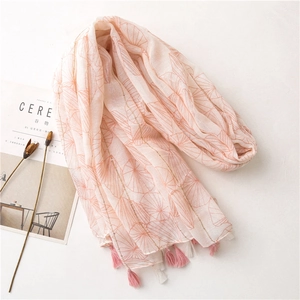 Sciarpa in cotone rosa chiaro con stampe geometriche e nappe decorative in stile boho