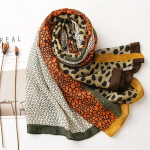 Détail d'une écharpe léopard avec textures orange et motifs géométriques multicolores