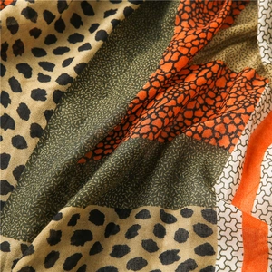 Gros plan détaillé du tissu à motifs léopard et géométriques avec un drapé souple