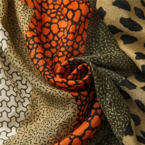 Détail macro d'une écharpe en coton et lin avec motif léopard et texture douce