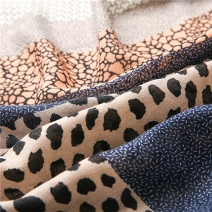 Gros plan sur l'imprimé léopard et géométrique du foulard en coton et lin doux
