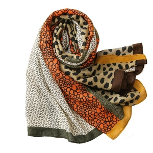 Longue écharpe patchwork léopard et géométrique en tissu toucher coton et lin doux