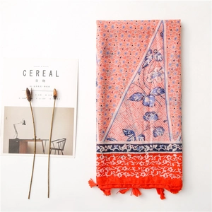 Sciarpa floreale in cotone e lino arancione e blu con nappe e rivista Cereal