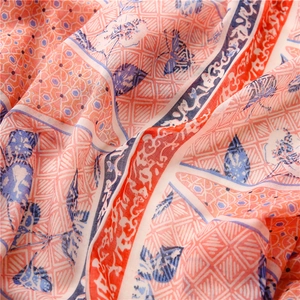 Sciarpa in cotone e lino con stampa floreale rossa, motivi a farfalla e frange