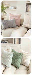 Detail von gestreiften Kord-Kissenbezügen in verschiedenen Farben für Sofas