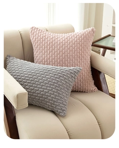 Detail von rosa und grauen Kissenbezügen aus Kord auf einem modernen beigen Sofa