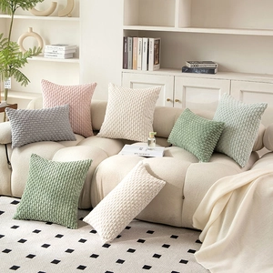 Moderne Kissenbezüge aus Cord in Pastellfarben auf einem beigen Sofa