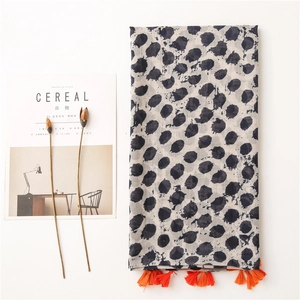 Écharpe minimaliste en coton et lin gris avec pois noirs et glands orange vif