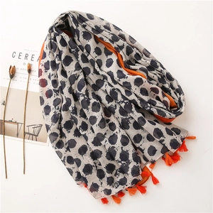 Écharpe chic en coton et lin à pois gris avec doublure orange et bords à pompons