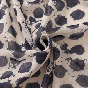 Écharpe femme en coton et lin à pois bleu marine sur fond beige style chic décontracté