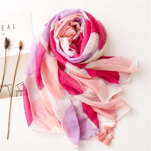 Sciarpa estiva con stampa astratta rosa e viola con nappe per la protezione solare