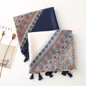 Écharpe en coton et lin à motif losanges, imprimé géométrique et franges en bleu et crème