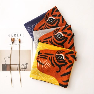 Écharpe à motif tigre et léopard en bleu, gris et jaune avec accessoires rétro