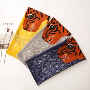 Détail d'une écharpe en soie à imprimé léopard avec motif tigre et bords lisses
