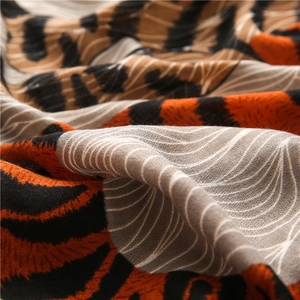 Détail macro d'une écharpe léopard avec des motifs abstraits orange et marron