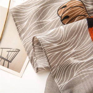 Détail du tissu léger avec motifs léopard et imprimés de tigre pour femme