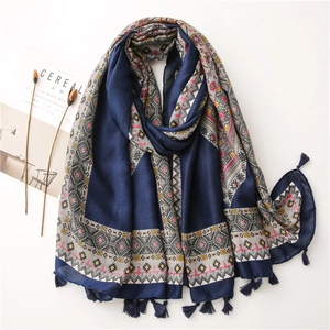Vue détaillée du foulard bleu marine avec motifs géométriques et franges