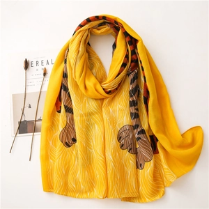 Écharpe légère jaune avec motif tigre et vagues dans un décor minimaliste et élégant