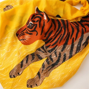 Détail d'une écharpe artistique avec imprimé tigre orange et motifs de vagues