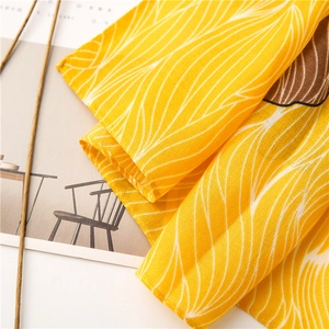 Gros plan d'une écharpe jaune à imprimé léopard léger avec motifs de veines blanches
