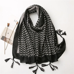 Sciarpa lunga in cotone e lino da donna con motivo a squame bicolore e nappe decorative