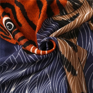 Gros plan détaillé de l'écharpe imprimé tigre montrant la texture et le drapé du tissu