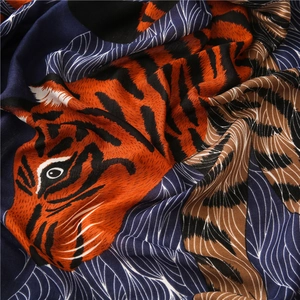 Gros plan détaillé d'une écharpe léopard bleue à texture de soie et motifs de tigre
