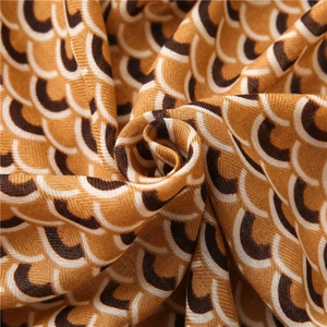 Dettaglio di sciarpa in cotone e lino con motivi a squame colorate e trama in twill