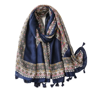 Écharpe bleu marine en coton et lin avec motifs ethniques et pompons délicats