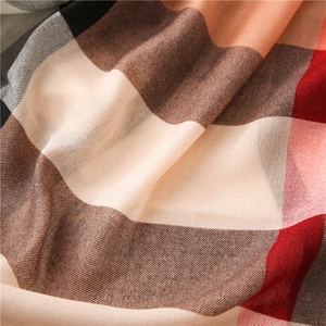 Vue macro du motif à carreaux classique avec tissage sergé détaillé sur tissu de l'écharpe