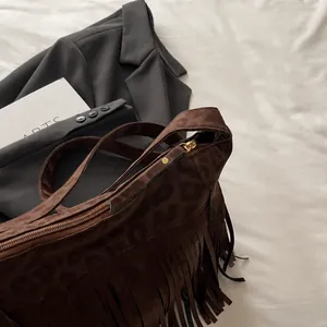 Detail der Wildleder-Tote mit Leopardenmuster, langen Fransen und goldenem Reißverschluss