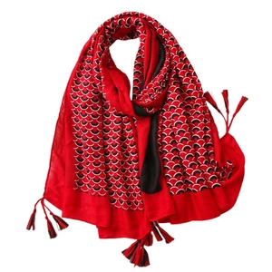 Sciarpa rossa in cotone e lino con stampa a squame di pesce e nappe per moda femminile