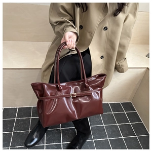 Vue détaillée du sac cabas bordeaux vintage en cuir verni avec boucle dorée