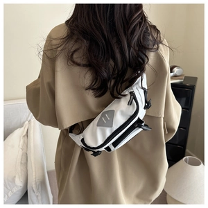 Rückansicht einer weißen Crossbody-Gürteltasche mit schwarzen Riemen und Schnalle am Rücken
