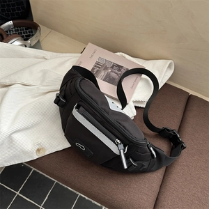 Marsupio sportivo nero impermeabile con strisce riflettenti e cinturino regolabile